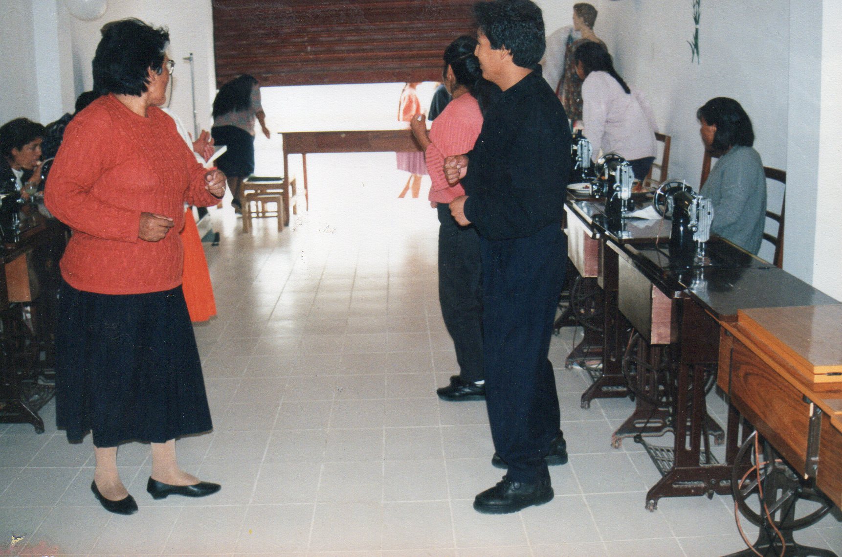 Una mujer con aguja en mano teje independencia