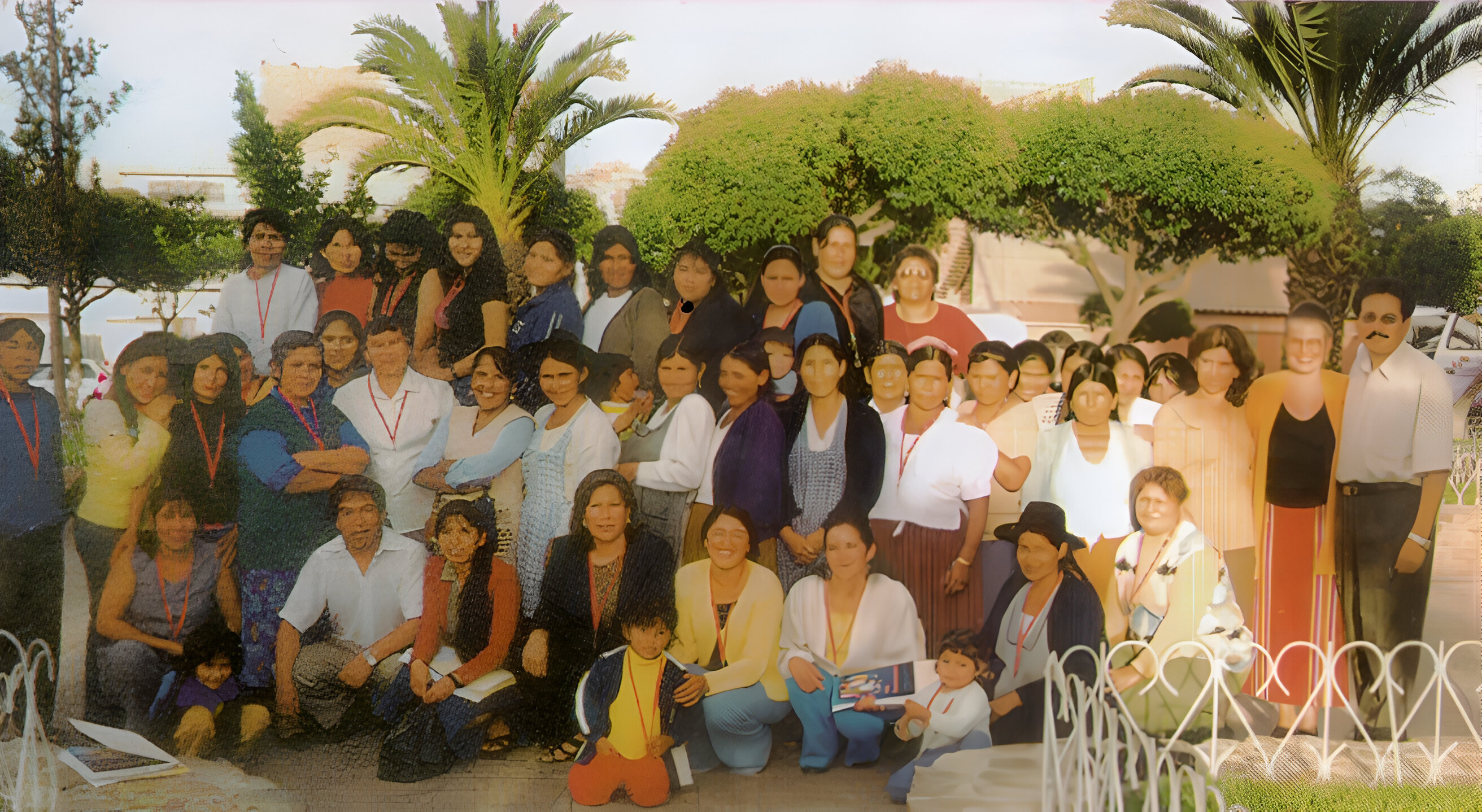 Niñas y niños con educadoras en un mural