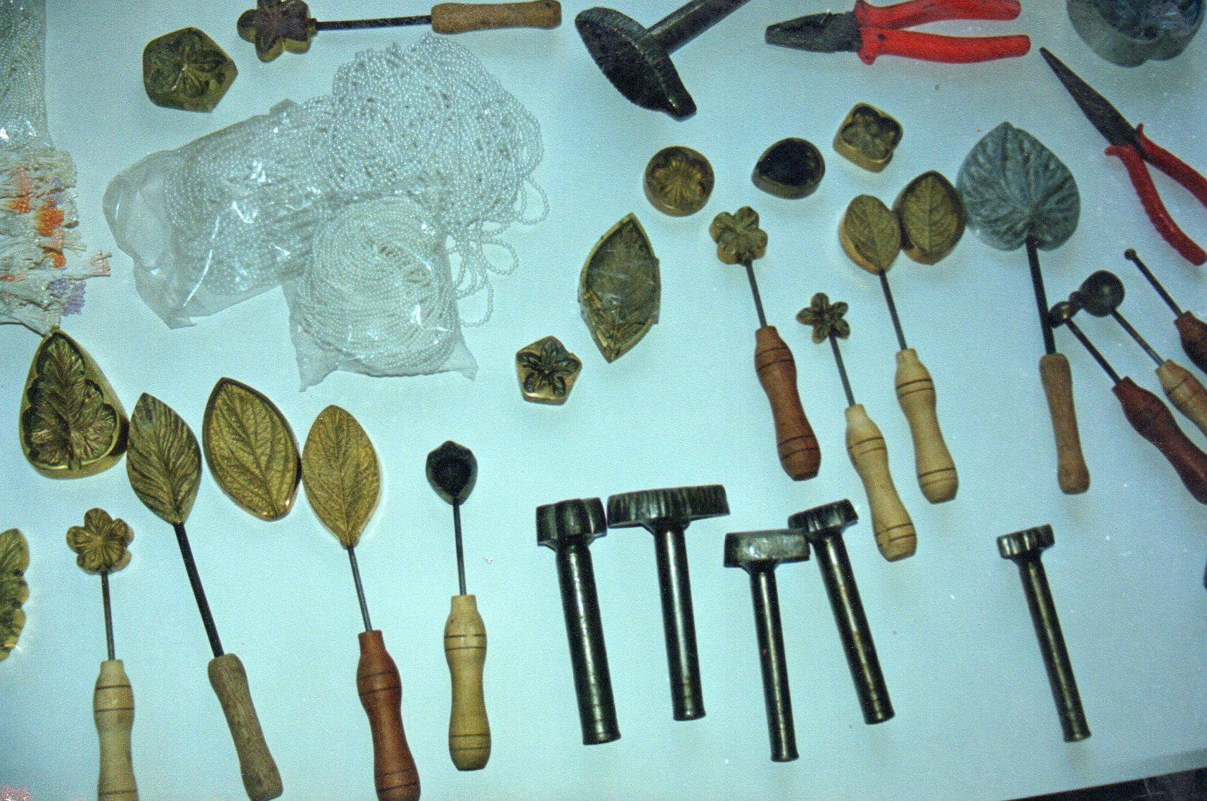 Manos que moldean la esperanza